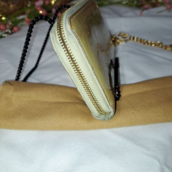 Authentic Louis Vuitton Vernis Sarah zipper wallet. Excellent condition. - Picture 9 of 14